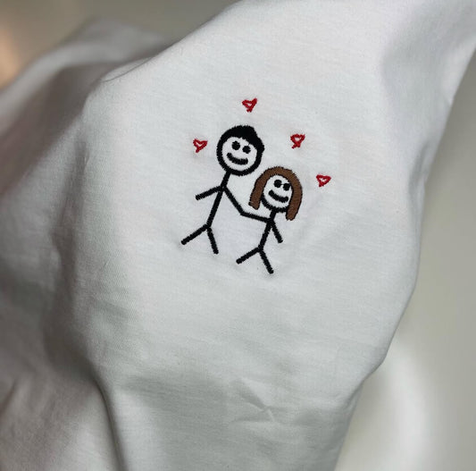 Bluza z haftem z rysunku dziecka – personalizowana bluza na prezent z haftem przedstawiającym dzieci rysunkowe postaci.